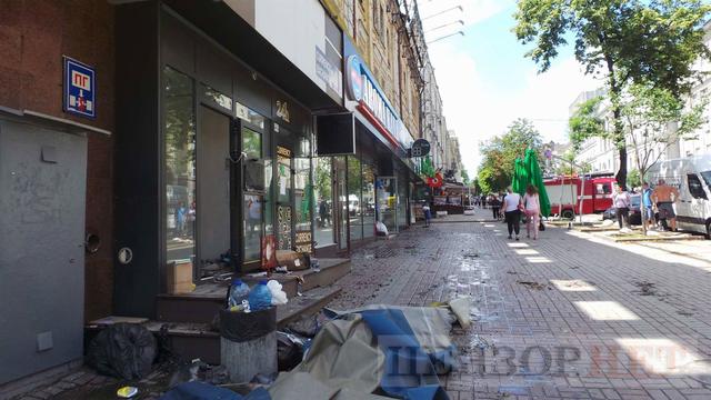 Наслідки масштабної пожежі в центрі Києва 05