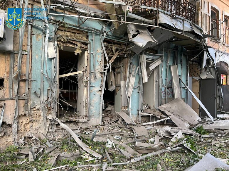 Вночі ворог обстріляв Херсон, постраждали двоє дітей 02 Вночі ворог обстріляв Херсон, постраждали двоє дітей 02