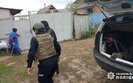 Поліцейські евакуйовують людей з обстрілюваних громад Харківщини
