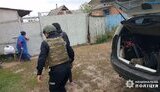 Поліцейські евакуйовують людей з обстрілюваних громад Харківщини