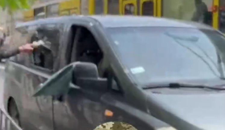 Група людей напала на авто ТЦК у Львові: терцентр заявив про "зрив заходів мобілізації". ВIДЕО