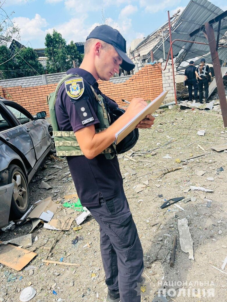 В Вознесенске полицейские документируют последствия вражеского обстрела, повреждены многоэтажки и частные дома 04