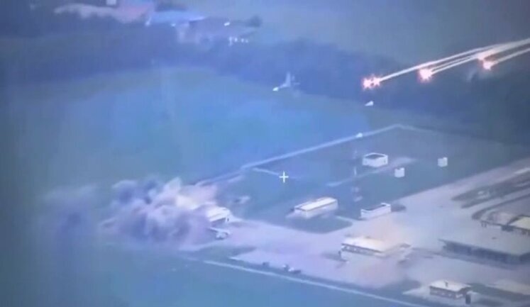 Російські літаки Су-34 скидають некеровані бомби на КПП "Грайворон", але влучають у поле. ВIДЕО