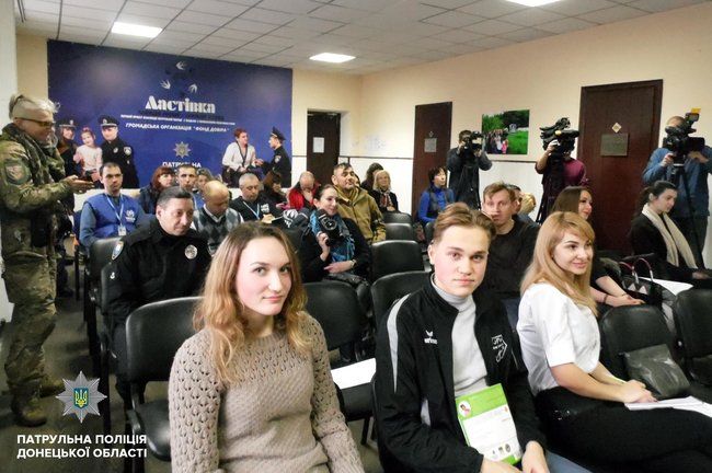Проект навчання патрульних мові жестів стартував у Маріуполі 06