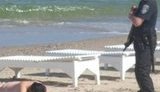 Люди с автоматами прогоняют отдыхающих с одесских пляжей. ФОТОрепортаж