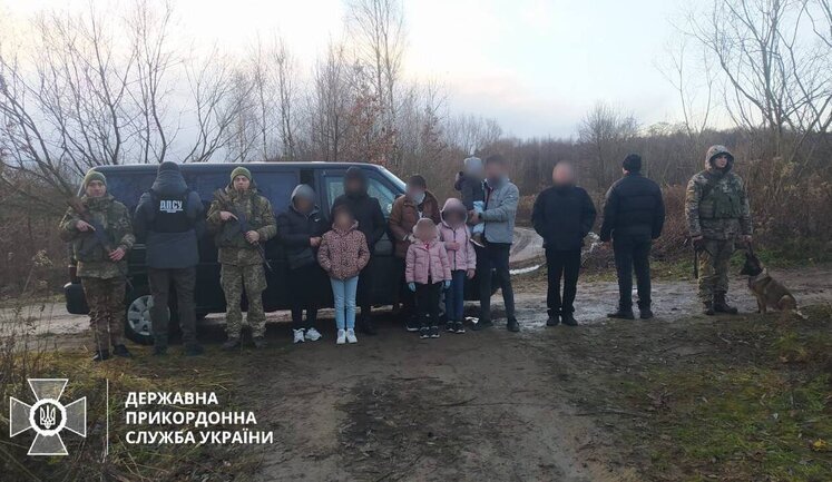 Прикордонники Львівщини затримали 8 громадян Іраку, серед них 4 дітей, які намагалися потрапити до ЄС. ФОТО