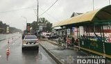 Співробітник поліції охорони на євроблясі врізався в зупинку транспорту на Київщині, загинула жінка. ФОТО