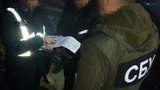Чиновник миграционной службы систематически вымогал взятки у иностранцев на Херсонщине, - СБУ. ФОТО
