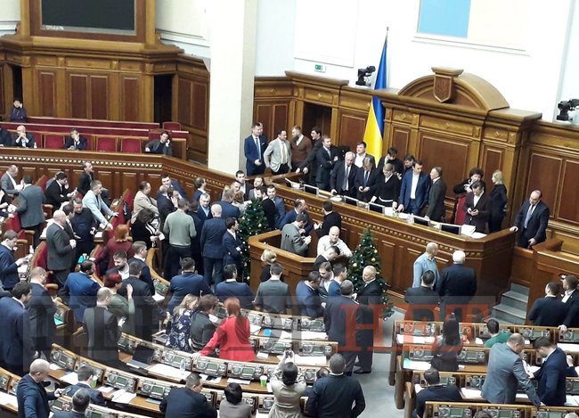 Батьківщина заблокувала президію і трибуну ВР 02