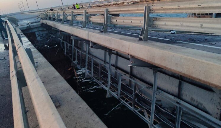 На Кримському мосту пролунали вибухи, впав проліт