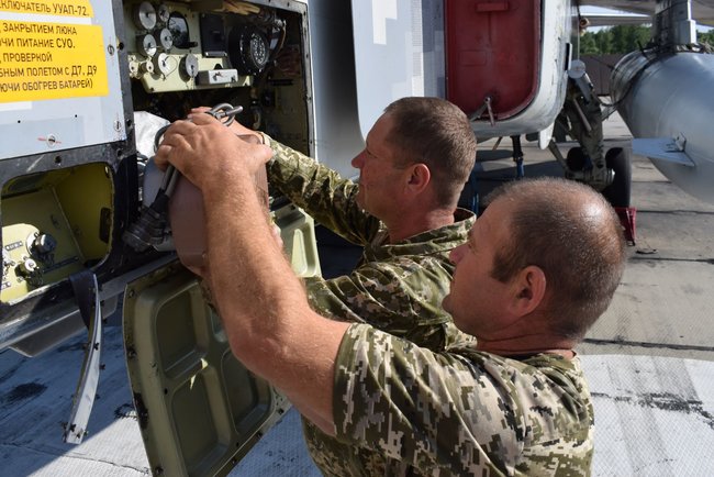 Экипажи Су-24М и Су-24МР оттачивали навыки техники пилотирования и навигации, - Минобороны 06