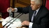 В дыму БЮТ-овских лампад Литвин размахивал ломом и цепью. Оппозиция ушла, пожарные погасили лампадки. ФОТОрепортаж