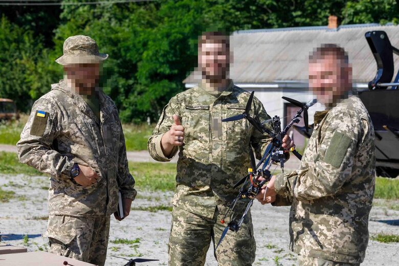 Порошенко та австралійський жокей Вільямс передали дрони та техніку воїнам ДШВ