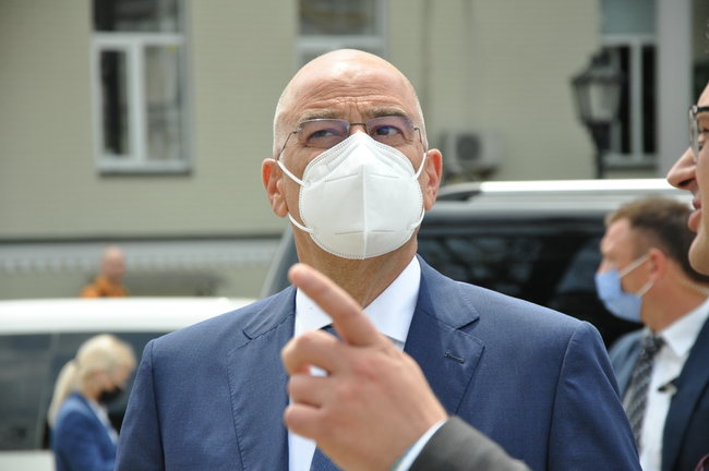 Глава МЗС Греції Дендіас поклав квіти до Стіни памяті полеглих захисників України 05