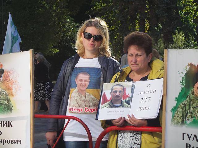 Под ВР проходит митинг родственников военнопленных на Донбассе 01 Под ВР проходит митинг родственников военнопленных на Донбассе 01