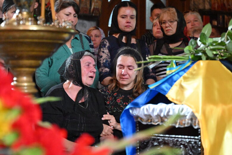 У Володимирському соборі попрощалися із загиблим у боях за Україну воїном Микитою Оптимістом Красновідом 28