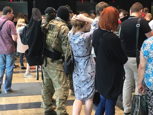 SBU officers wearing masks are raiding Gulliver Business Center 01