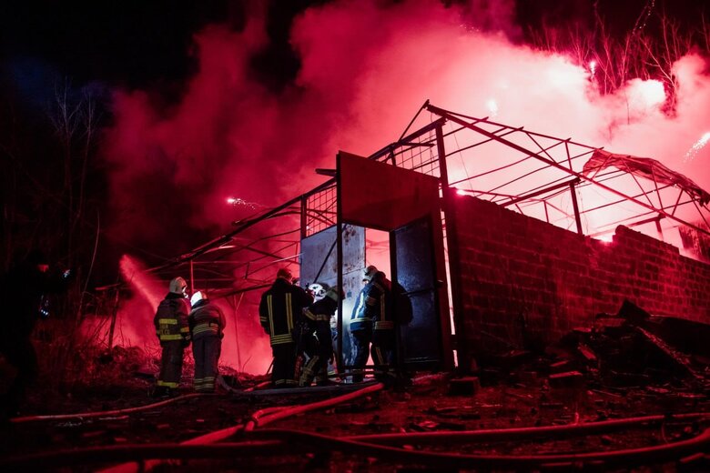 Ликвидация масштабного пожара на складе пиротехники в Харькове 01
