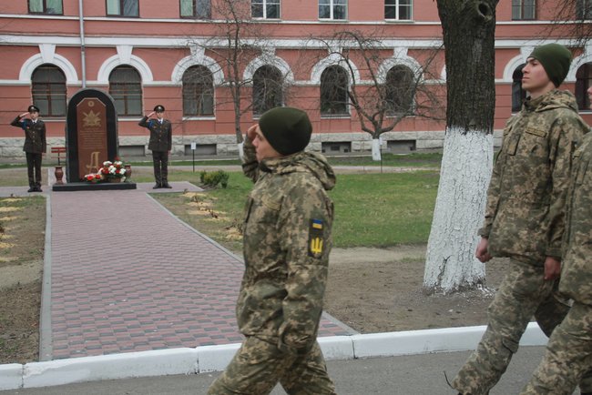 Мемориальную доску погибшему под Иловайском офицеру 28-й ОМБр Безручаку открыли в Киеве 03