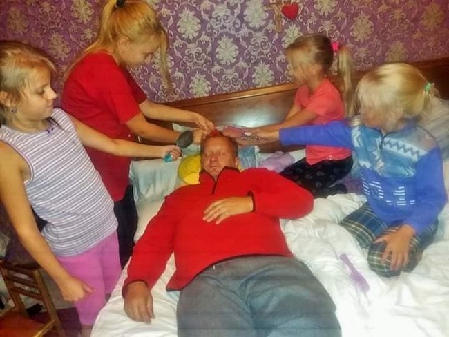 Все тепер залежить від Саші. Що буде з 13 дітьми померлих від ковіду макіївчан Володимира та Діани Родікових 01