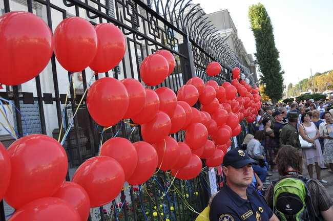 Ilovaisk tragedy anniversary: relatives of fallen servicemen picketing Russian embassy in Kyiv 35
