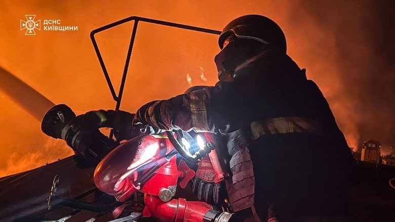 Гостомель після обстрілу РФ: рятувальники гасили склади