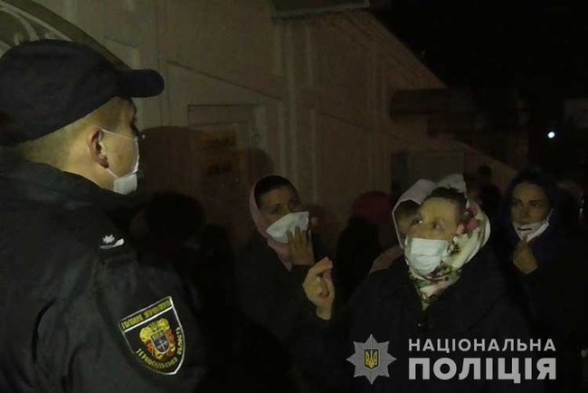 Нарушения карантина зафиксированы во время пасхального богослужения в Почаевской лавре, - полиция 03