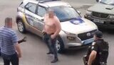 У Києві чоловік виліз на поліційну автівку та вдарив правоохоронця