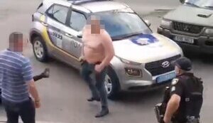 В Киеве мужчина вылез на капот служебного авто и ударил по лицу правоохранителя. Теперь может сесть на 5 лет. ВИДЕО+ФОТО