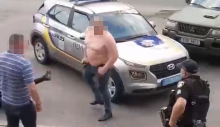 В Киеве мужчина вылез на капот служебного авто и ударил по лицу правоохранителя. Теперь может сесть на 5 лет. ВИДЕО+ФОТО