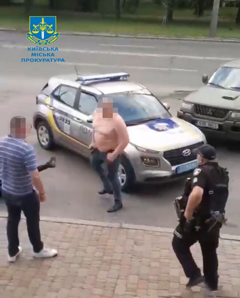 Чоловік вдарив працівника поліції у Києві на Подолі