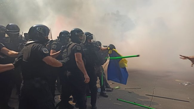 Столкновения митингующих с правоохранителями на акции Остановим капитуляцию под Офисом Президента 14