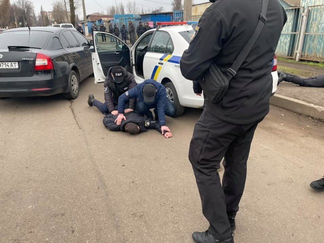 Патрульный задержан на взятке в 40 тыс. грн за беспрепятственное передвижение грузовиков в Кривом Роге 02