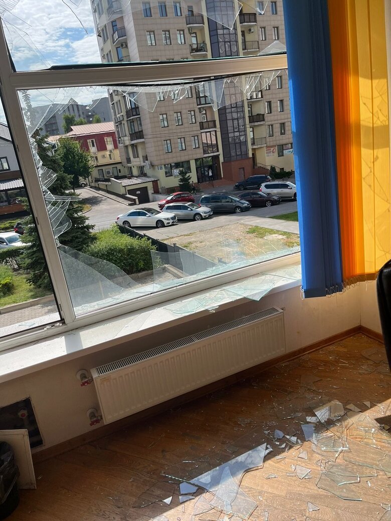 Російська ракета влучила неподалік від регіонального консультаційного центру Координаційного штабу з питань поводження з військовополоненими.