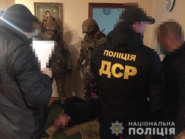 Полиция задержала преступную группу, которая выбивала из предпринимателей несуществующие долги в Хмельницком 02