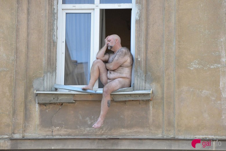 Американець оголений виліз на підвіконня в центрі Львові