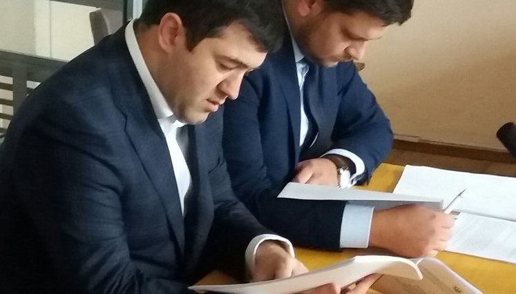 Читацька драма Романа Насірова