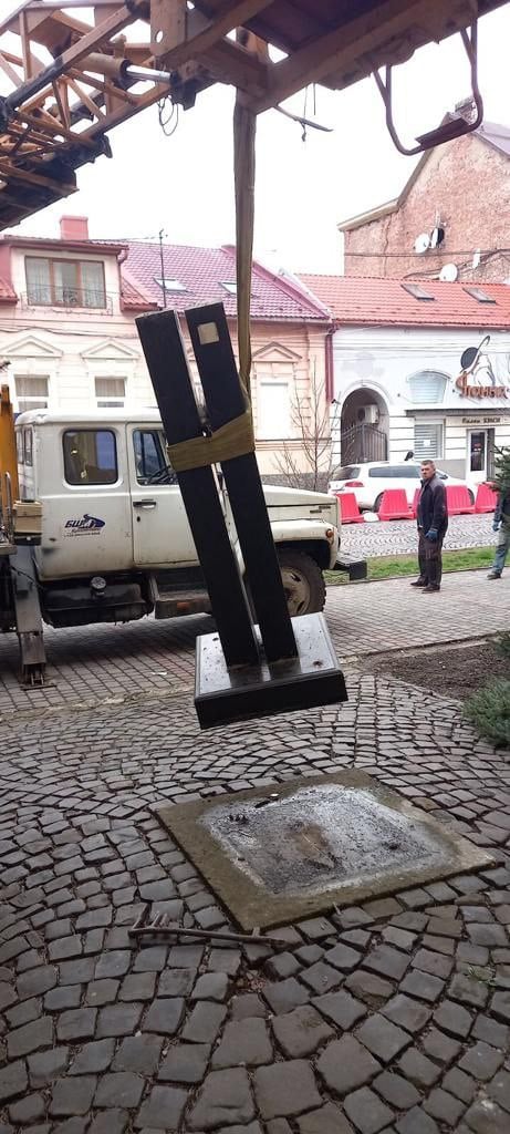 В Мукачево демонтировали памятник Пушкину 01