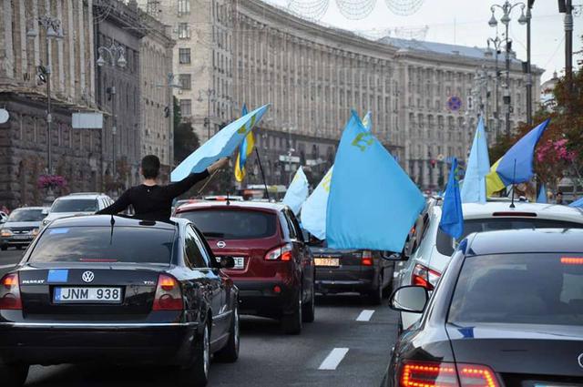 День крымскотатарского флага отметили праздничным шествием в центре столицы 04 День крымскотатарского флага отметили праздничным шествием в центре столицы 04