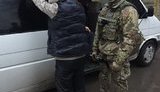 Злоумышленники под видом военных занимались в Киеве сбытом психотропов, оружия и янтаря, - СБУ. ФОТО