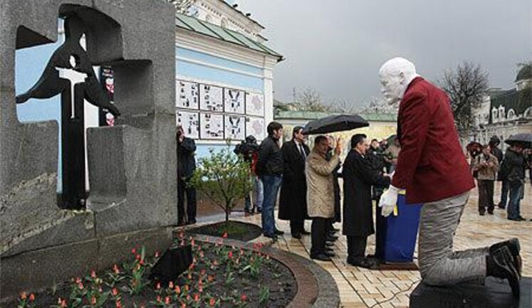 На Михайловской площади Ленина поставили на колени перед памятником жертвам Голодомора. ФОТОрепортаж.