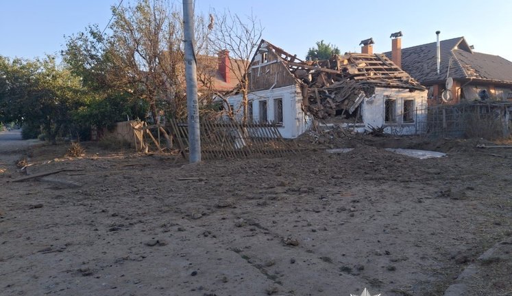 Удар РФ по Інгульцю на Херсонщині: під завалами будинку виявили тіло жінки