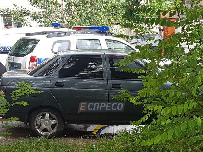 Двоє невідомих у масках зі стріляниною пограбували адміністрацію ринку в Києві 11