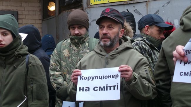 Корупціонер на смітті: под ВАКС проходит акция против Садового 04