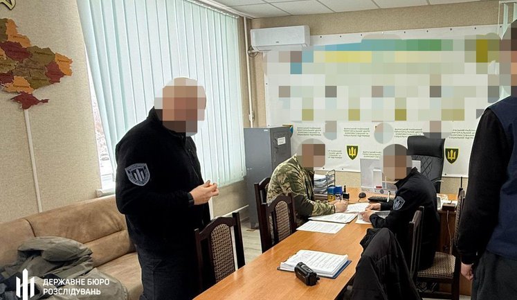 Судитимуть посадовця Рівненського ОТЦК, який брав хабарі готівкою й автомобілями: він визнав вину та перерахував 1,5 млн грн на ЗСУ, - ДБР. ФОТОрепортаж