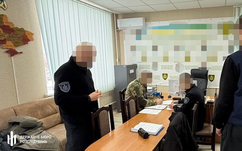 Посадовець ТЦК брав хабарі грошима і авто
