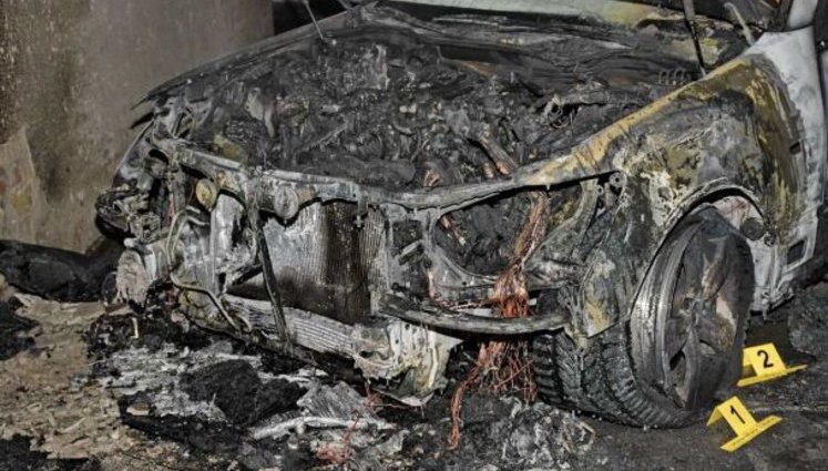 Lexus адвоката Насірова Петруненка підпалили в Києві. ФОТО