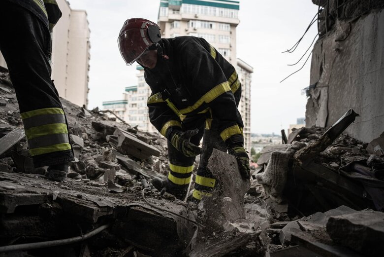 Київські рятувальники завершили роботи в будинку, пошкодженому уламками ракети в столиці вночі 24 червня  03