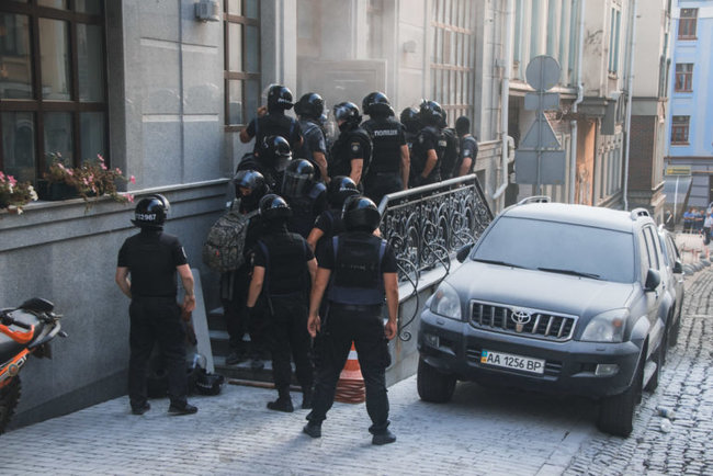 У Києві захопили будівлю: поліція затримала 18 осіб 02