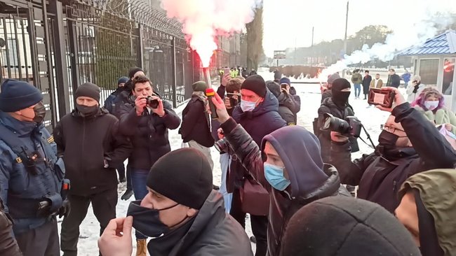 Акцию у посольства РФ в Киеве прекратили неизвестные: сорвали и сожгли плакаты, разбили таблички 09